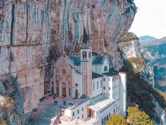 Madonna Della Corona Tapınağı Nerededir?